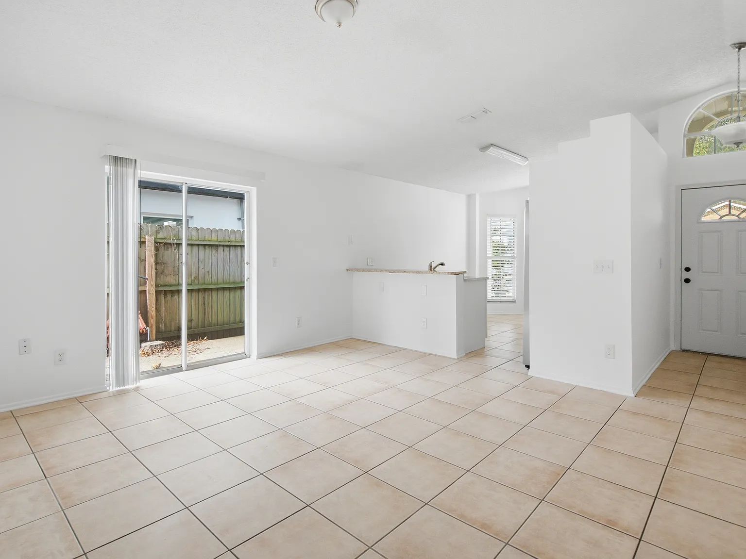 3 bed, 1156 sqft, $2,200 — Photo 4