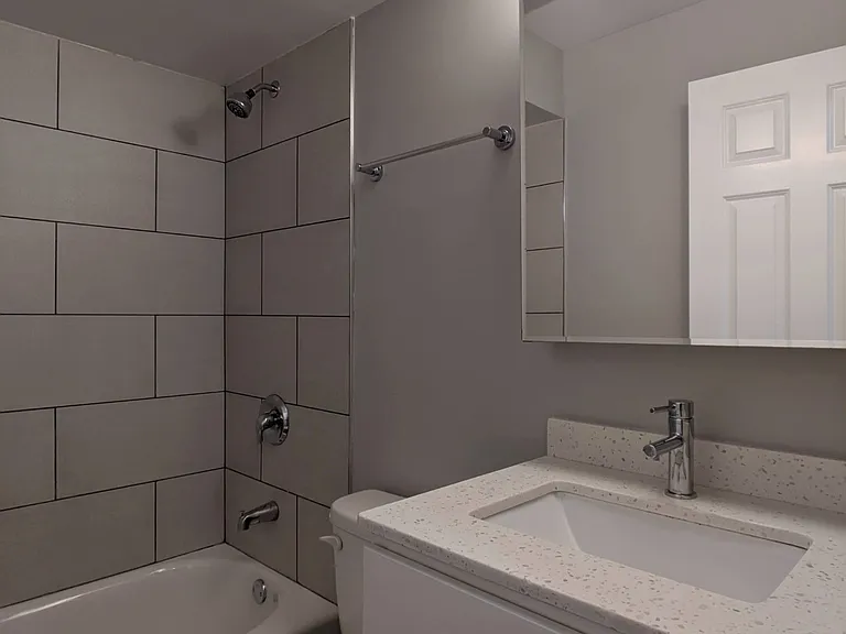 522 W Oakdale Ave #525-402 — Photo 2