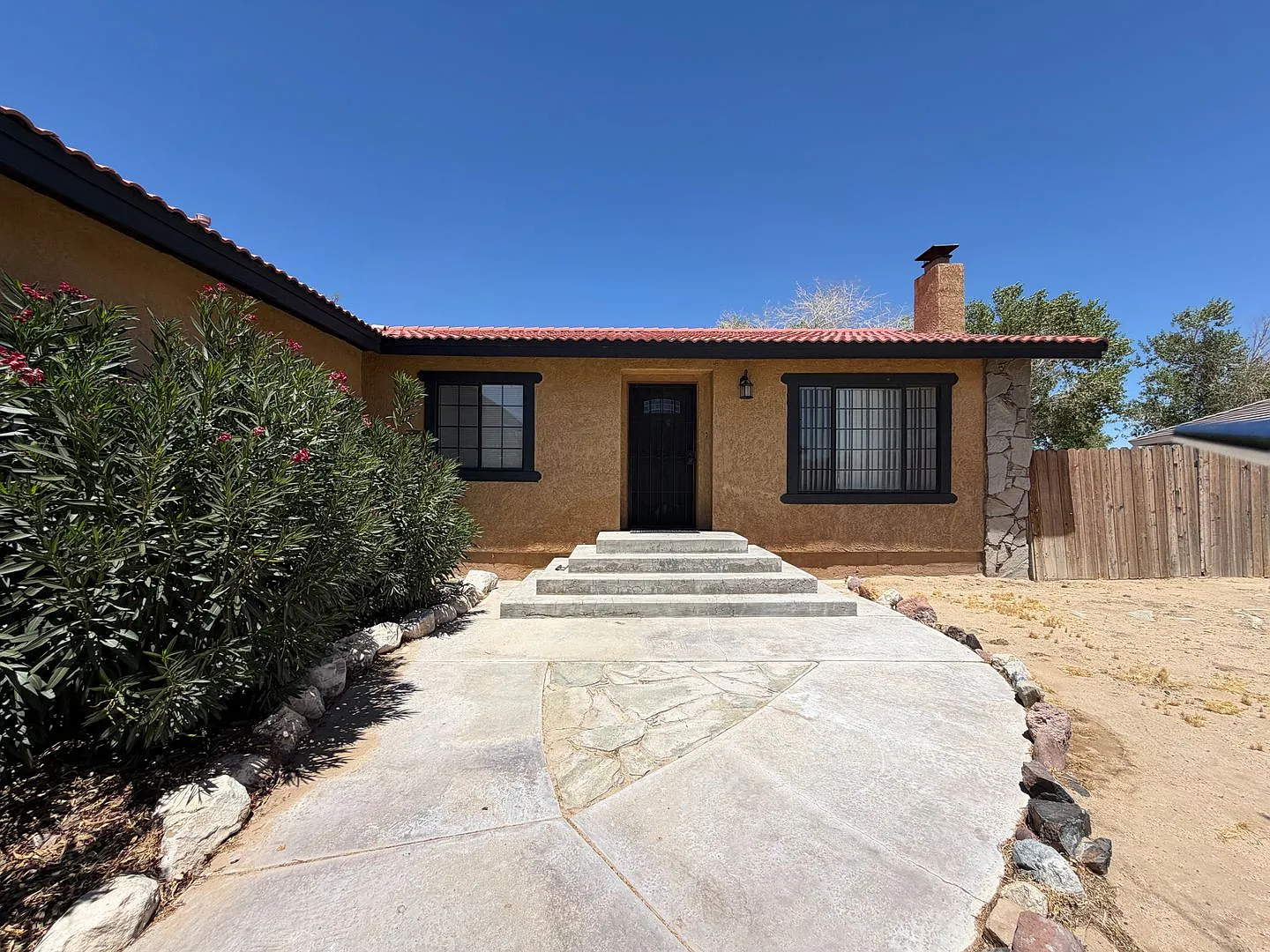 Beautiful 3 Bedroom House Located on Calico Lake — Photo 4