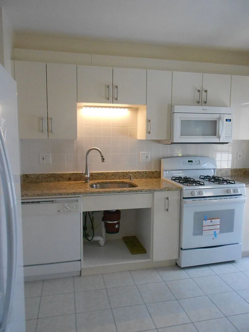 No Brokers Fee, In-Unit Washer and Dryer, Eat-in Kitchen, Parking for Rent — Photo 3