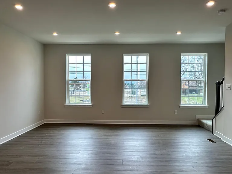 325 E Cochran St — Photo 15