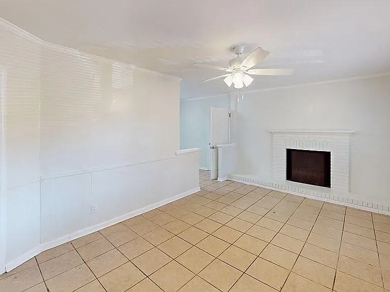 409 Augusta Ave — Photo 10