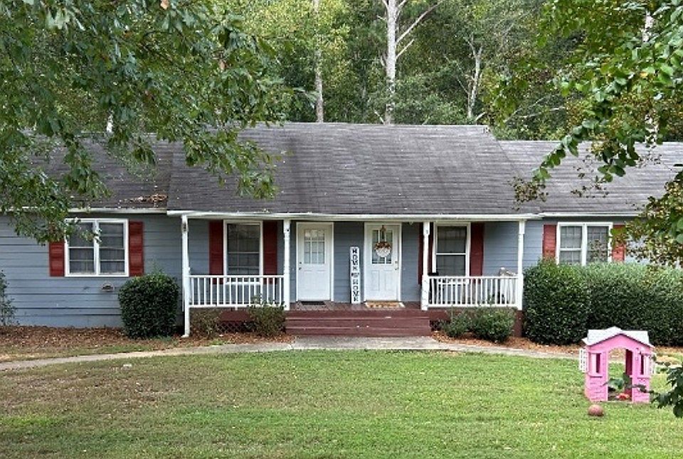 539 Hilldale Circle Unit 17 newly updated with crown molding in living/dining/kitchen, granite counter tops in kitchen and bathrooms.