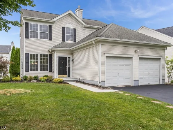 9 Saxton Dr, Hackettstown Town, NJ 07840