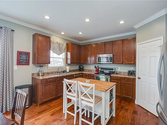 3rd image of 31 Clovercrest Ct