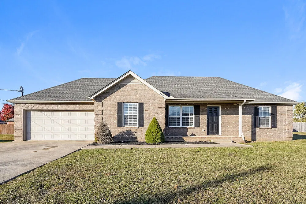 3 bed, 2.0 bath, 1226 sqft, $2,100 — Photo 1
