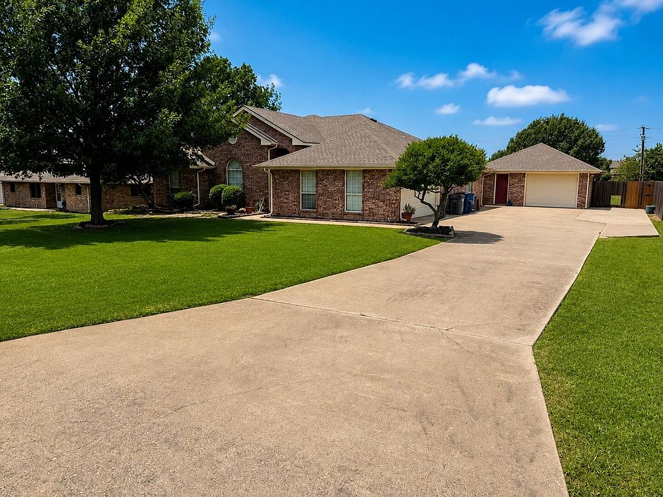 1st image of 421 Bluebonnet Ln