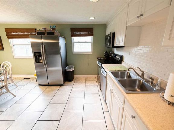 5th image of 6584 Louise Ct