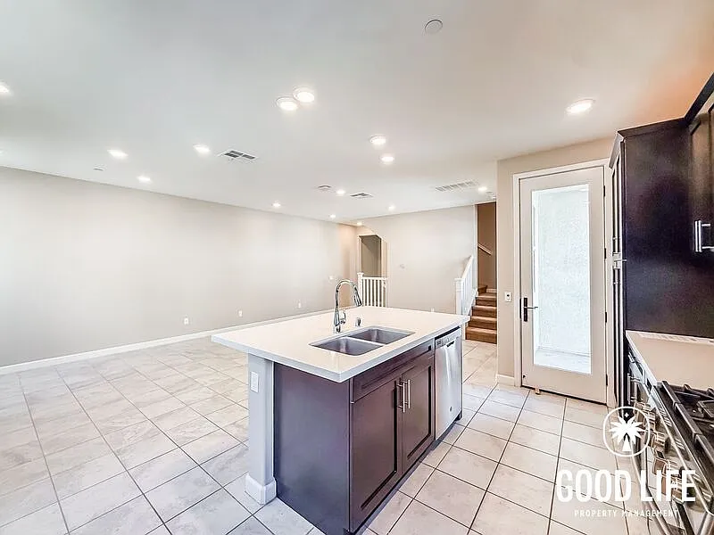 4 bed, 4.0 bath, 2173 sqft, $4,770 — Photo 4