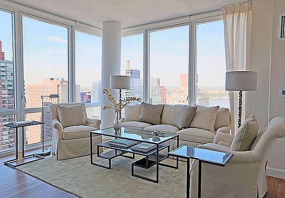 3rd image of 160 W 62nd St APT 37A