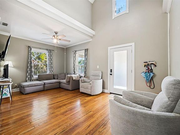 3rd image of 1000 S Laurel Ave
