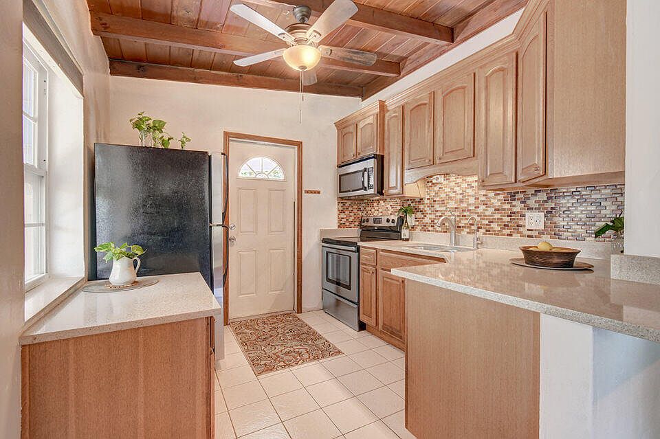 1st image of 810 NE 3 Avenue