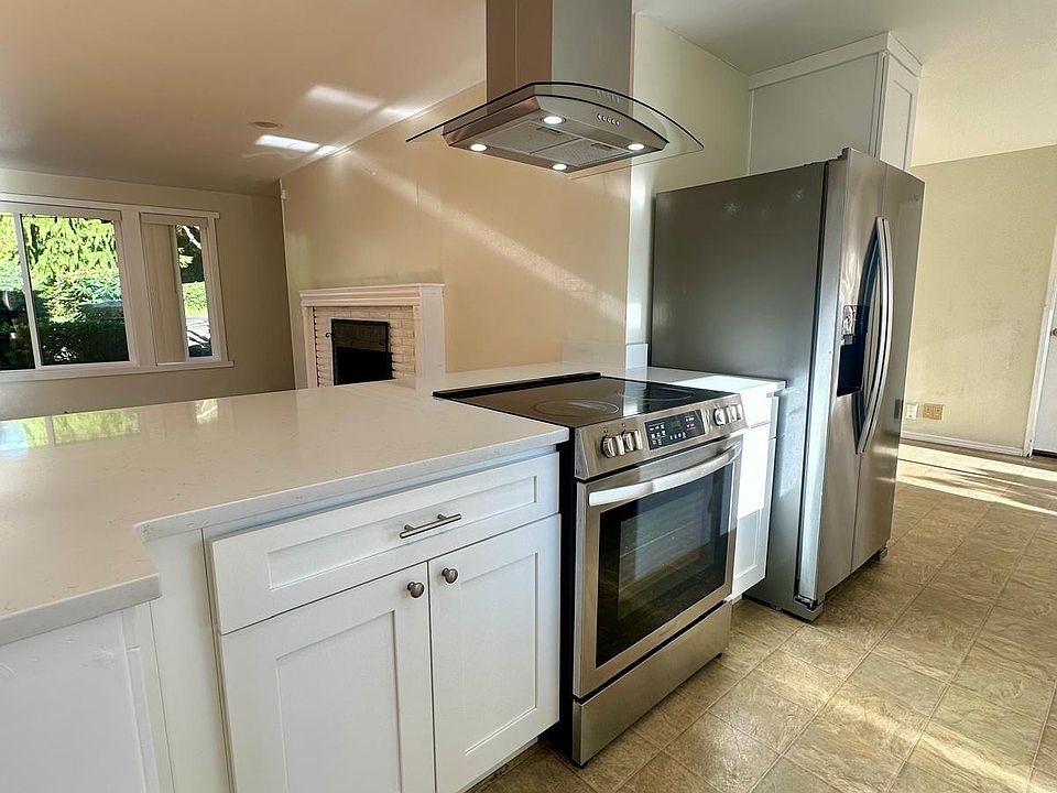Open floorplan kitchen with peninsula and breakfast bar