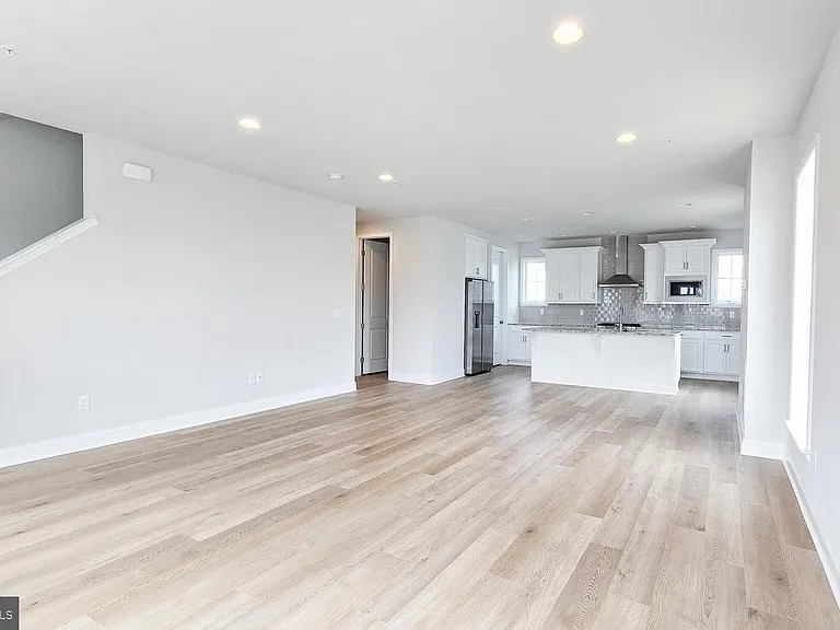 3089 Herr St — Photo 10