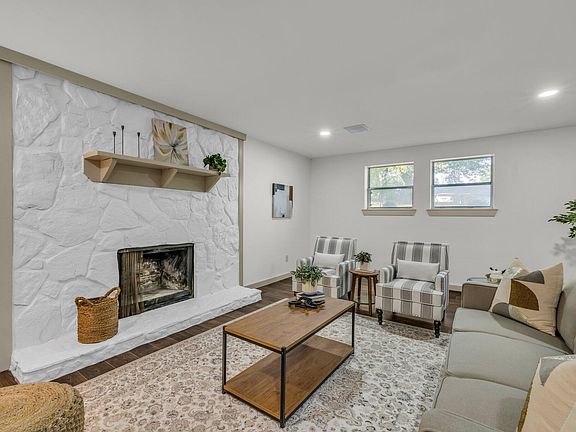3rd image of 483 Brownwood Cir
