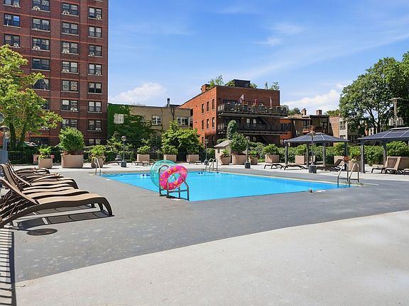 4th image of 525 W Hawthorne Pl APT 608