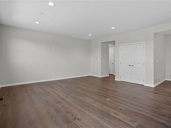 4th image of 413 Walnut Ct
