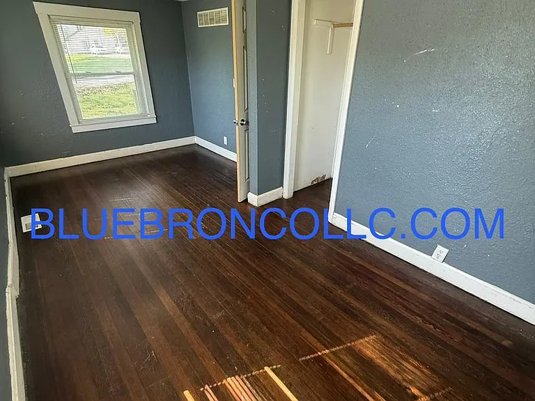 912 E Stone St — Photo 5