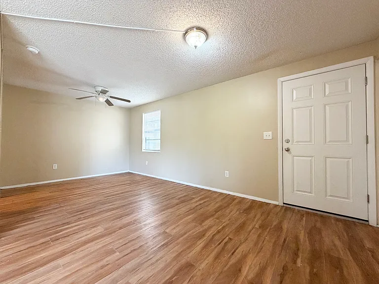 129 Camphor Cir #F — Photo 4