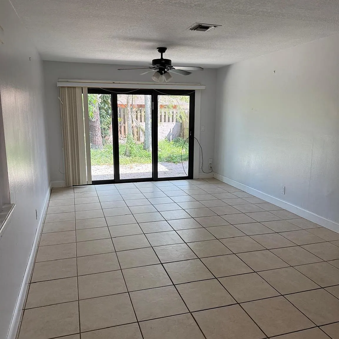 3 bed, 2.0 bath, 1350 sqft, $2,550 — Photo 2