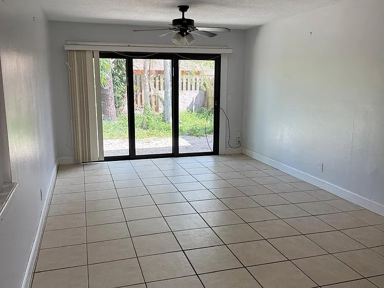 1216 Periwinkle Pl — Photo 2