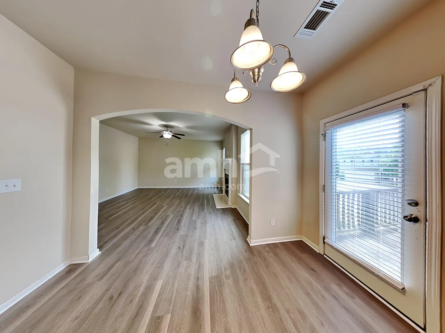 4 bed, 2.5 bath, 2300 sqft, $2,820 — Photo 4