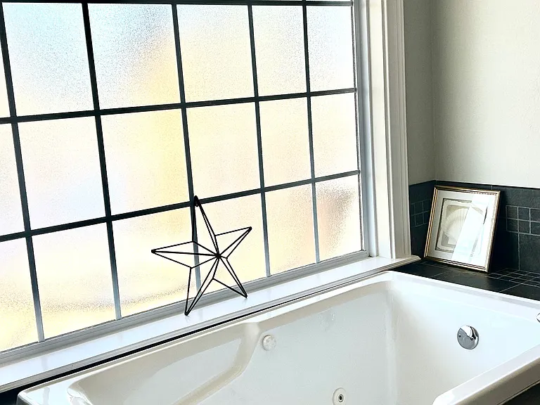 Large soaking tub in master bath. All you need are candles and bubbly.