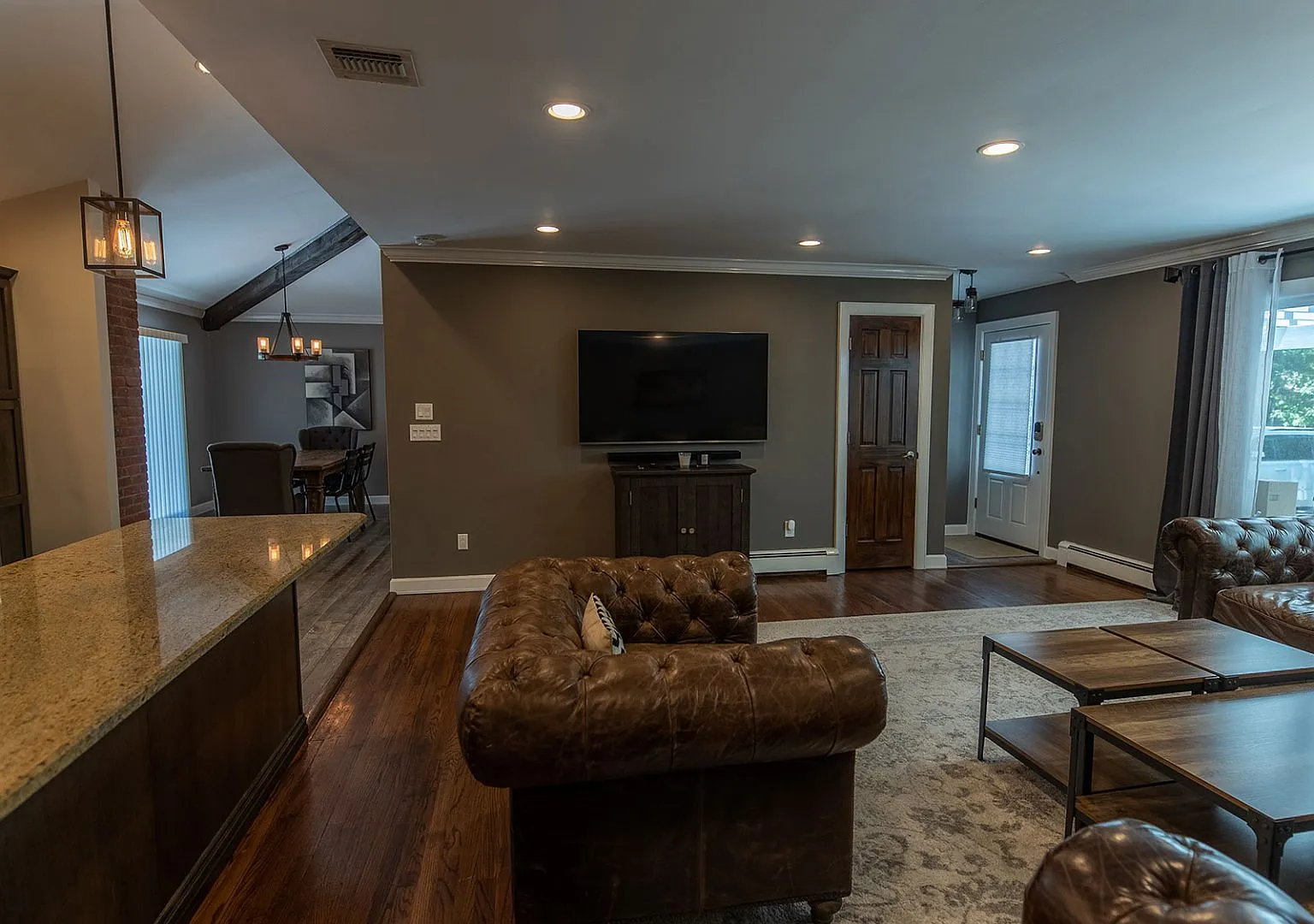 Newly Renovated. New Finishing, Solar Heated Pool on Half Acre — Photo 3