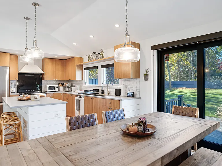 470 Harbor Ln — Photo 8