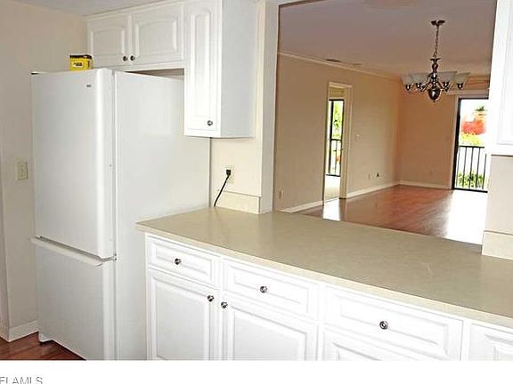 5th image of 822 SW 48th Ter APT 202