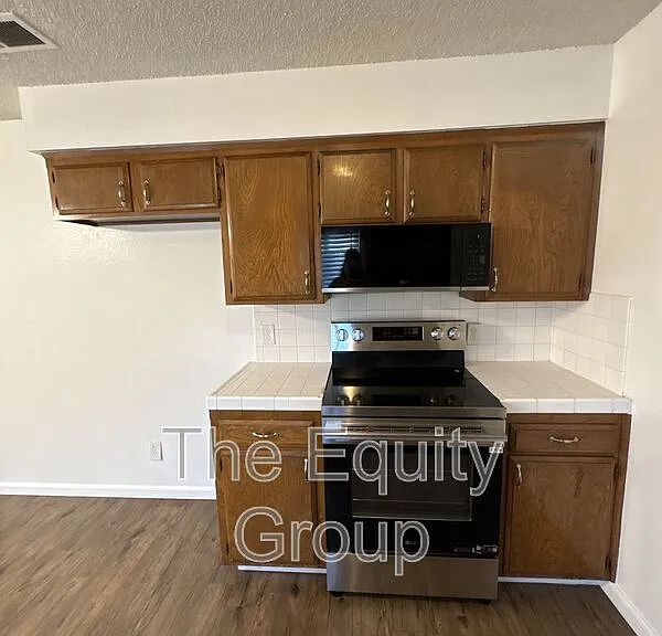 907 S Demaree St — Photo 6