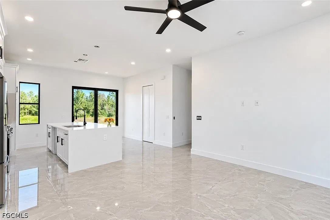 3 bed, 3.0 bath, 1057 sqft, $2,500 — Photo 2