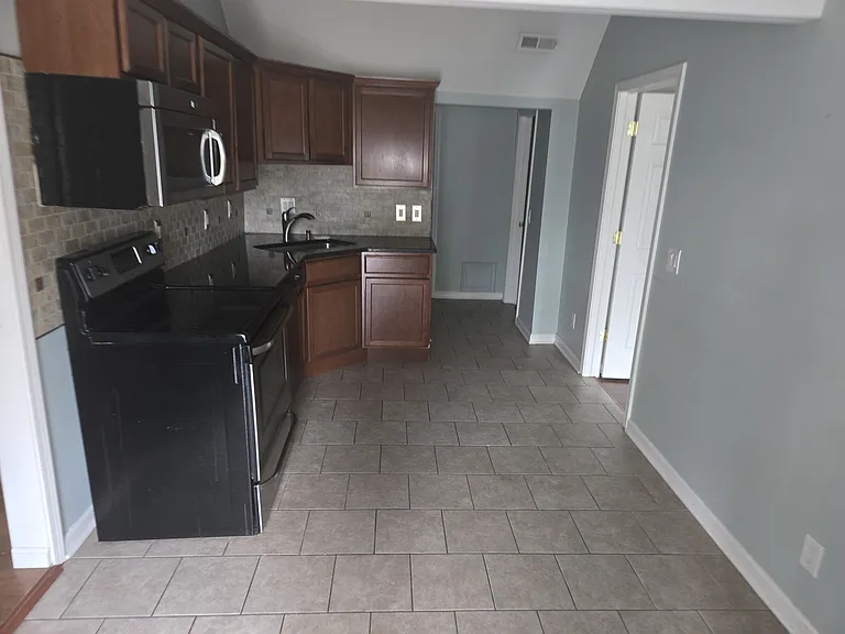 18334 Irving St — Photo 9