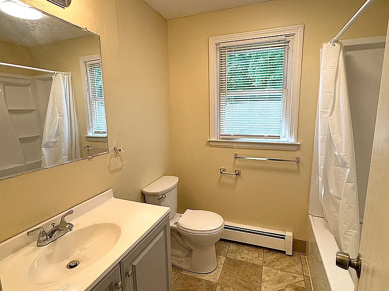 Full bath (2nd Fl.)