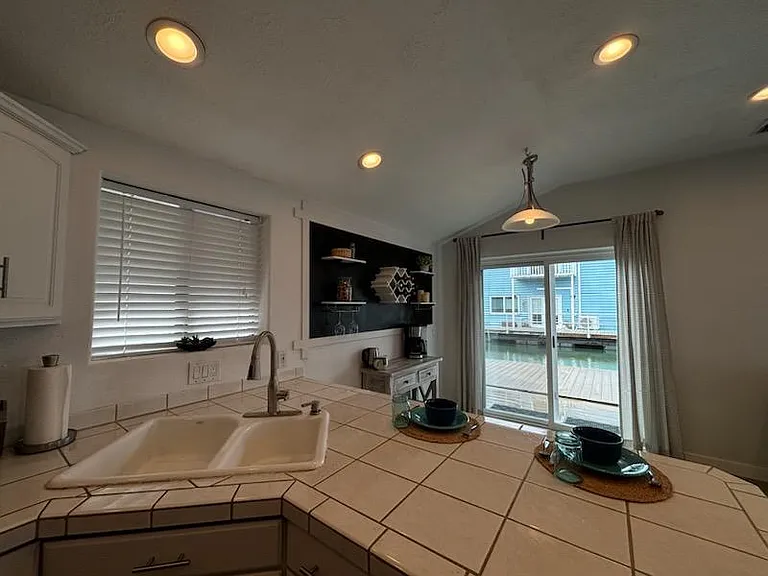 1829 N Jantzen Ave — Photo 7