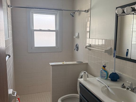 2nd image of 220 Morris St