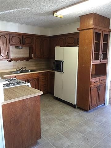 2nd image of 328 Cunningham St