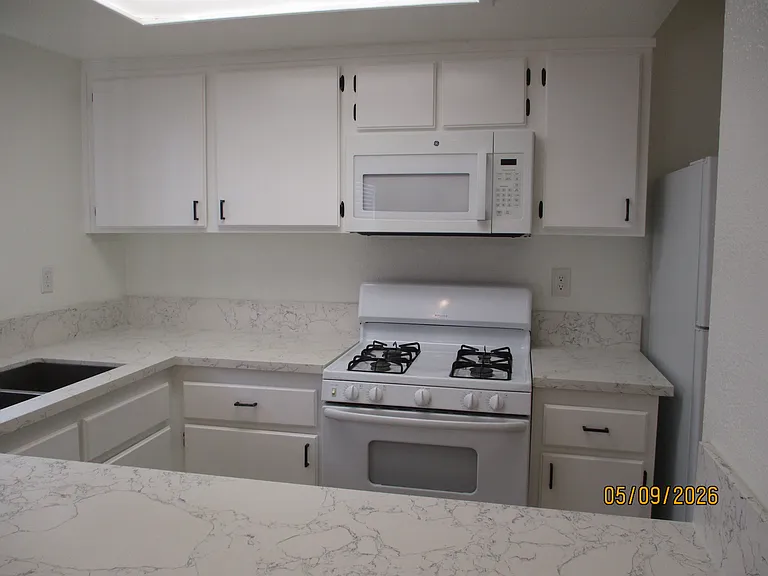 631 E Elk Ave #8 — Photo 13