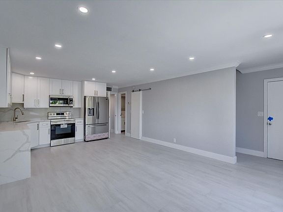 4th image of 505 NE 20th Ave APT 205