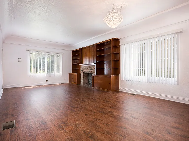 227 S Gale Dr — Photo 2
