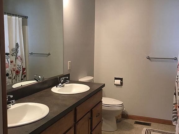Main level master bath