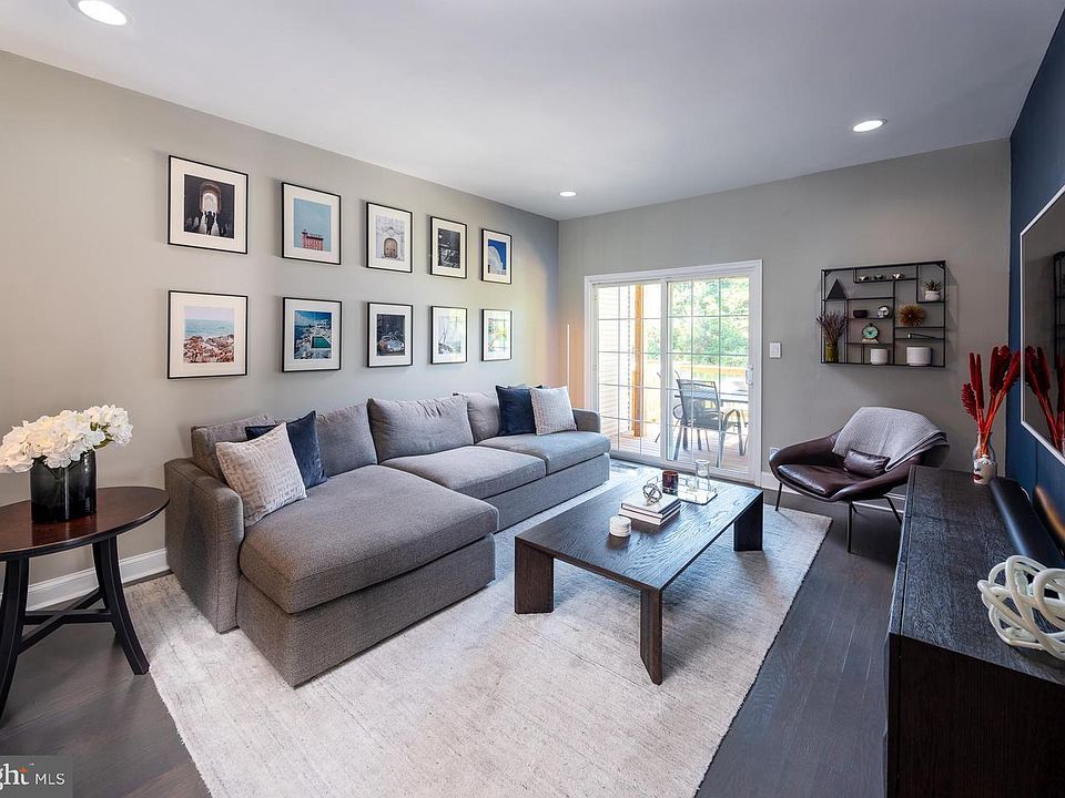 Family room w/ sliding doors to deck - Main floor