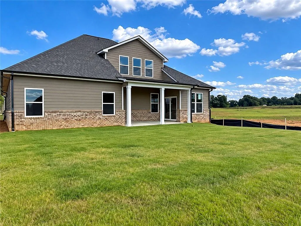 4 bed, 2.5 bath, 2347 sqft, $3,100 — Photo 2
