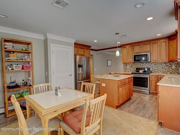 5th image of 110 Freeport Blvd