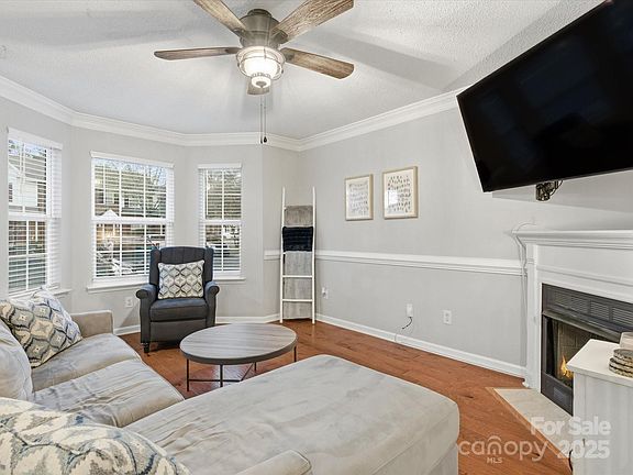 5th image of 629 Gelderland Dr
