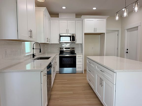 5th image of 915 Thunder Gulch Dr