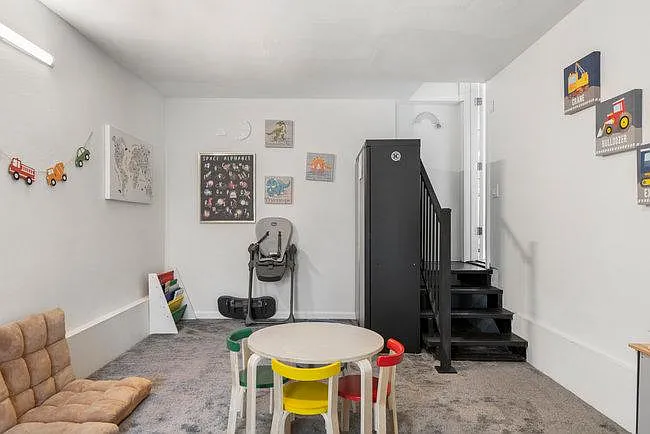 E 17th Pl S — Photo 27