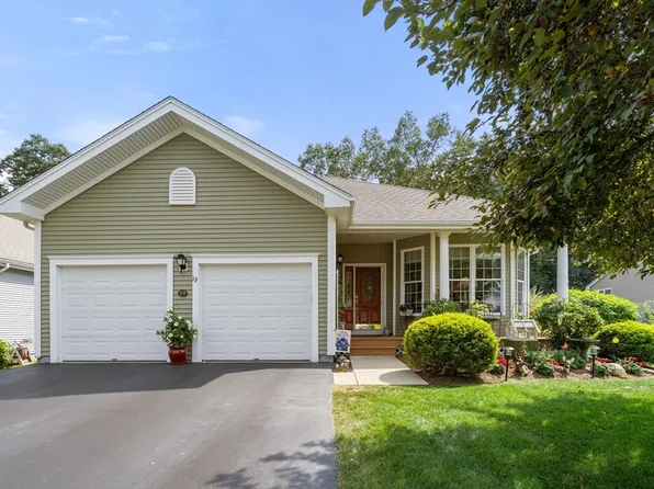 19 Andrews Dr #107, Uxbridge, MA 01569