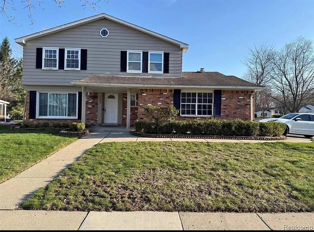 4 bed, 2.5 bath, 1735 sqft, $3,300 — Photo 1