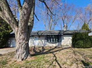 3626 Silver Sands Dr, Waterford, MI 48329